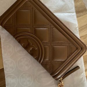 NWOT Tory Burch Fleming Wallet